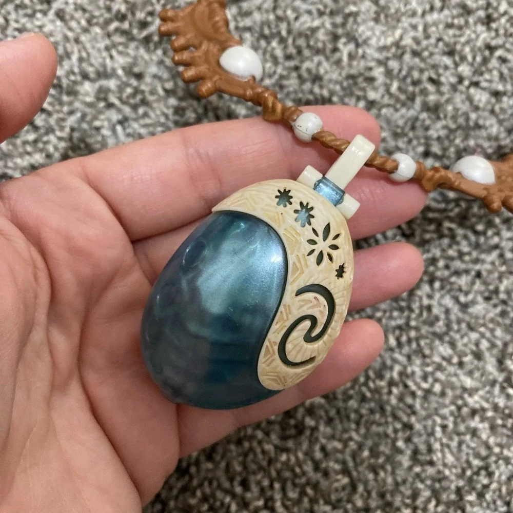 Disney Moana Heart of Te Fiti Light Up Necklace Toy Brown Blue Pendant no light!